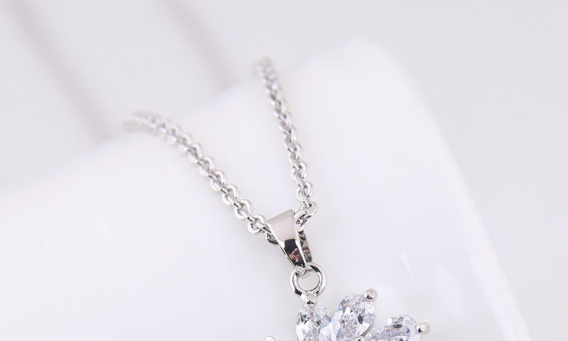 Elegant Silver Color Flower Shape Decorated Necklace,Necklaces