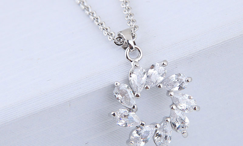 Elegant Silver Color Flower Shape Decorated Necklace,Necklaces