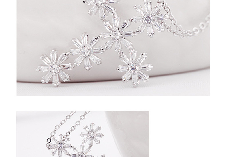 Elegant Transparent Flower Shape Decorated Necklace,Necklaces