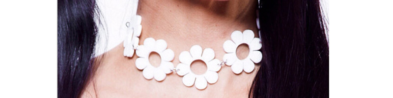 Fashion White Flowers Decorated Pure Color Choker,Pendants