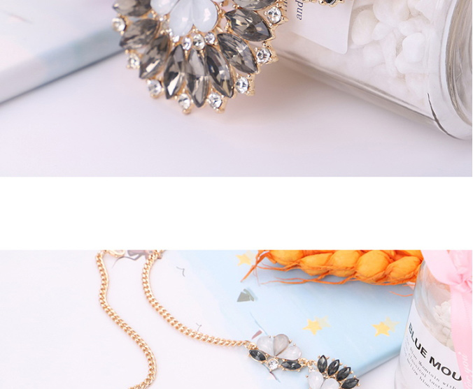 Elegant White+black Flower Shape Design Color Matching Necklace,Bib Necklaces