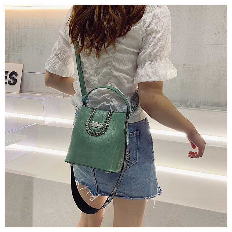 Fashion Khaki Chain Lock: Shoulder Bag: Shoulder Bag,Handbags