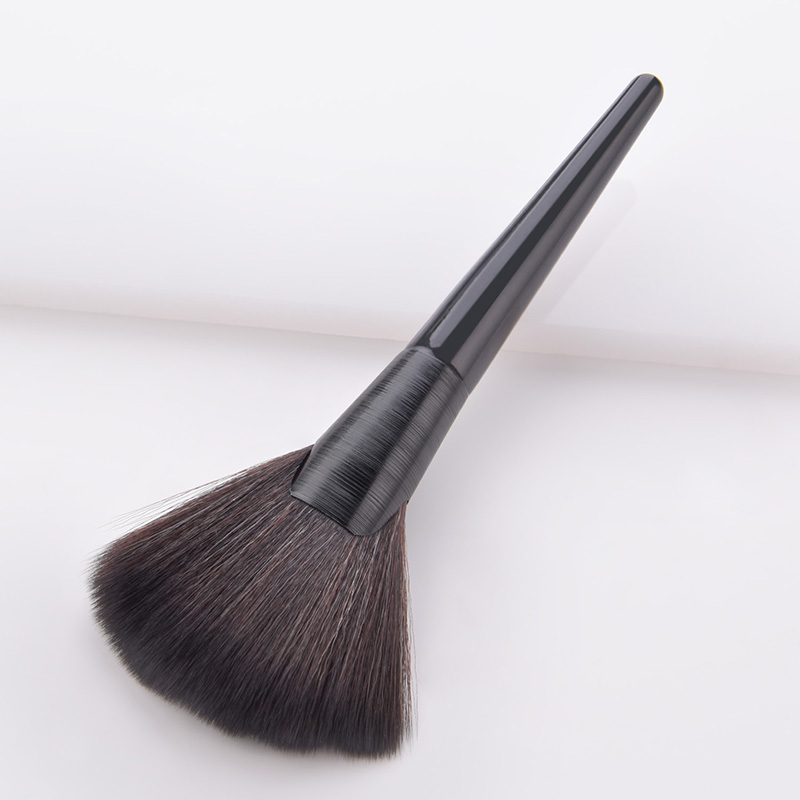 Fashion Black Single-piece Brushed Bright Black Handle Fan-shaped Makeup Brush,Beauty tools