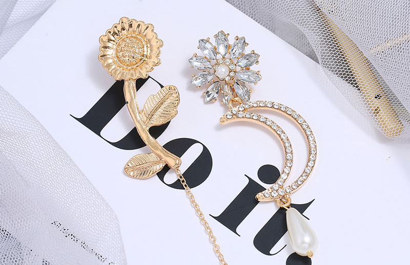 Fashion Golden Metal Flower Meniscus Asymmetric Pierced Stud Earrings,Stud Earrings