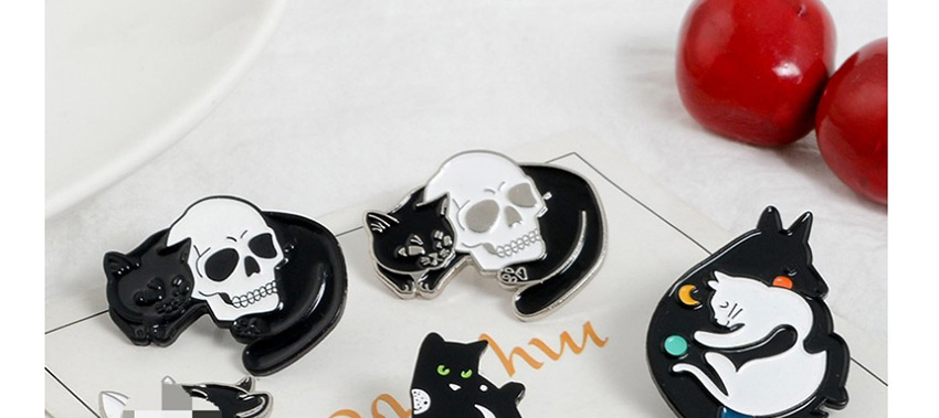 Fashion Black And White Skull Cat Frosted Enamel Brooch,Korean Brooches