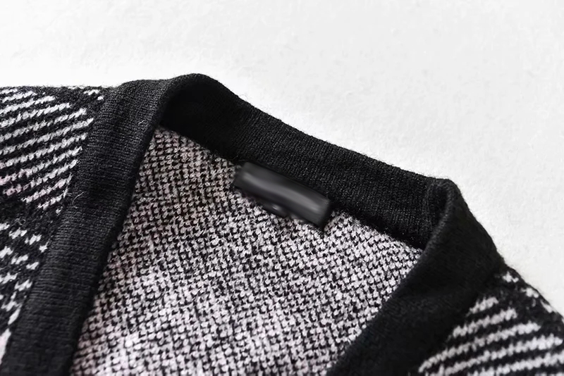 Fashion Black V-neck Short Plaid Knitted Jacket,Sweater