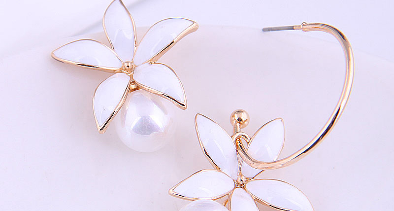 Fashion White Contrasting Round Flower Asymmetrical Oil Drop Earrings,Stud Earrings