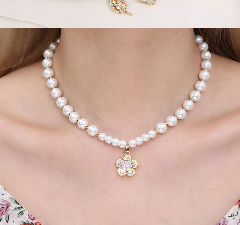 Fashion White Metal Inlaid Zirconium Flower Pearl Necklace,Necklaces