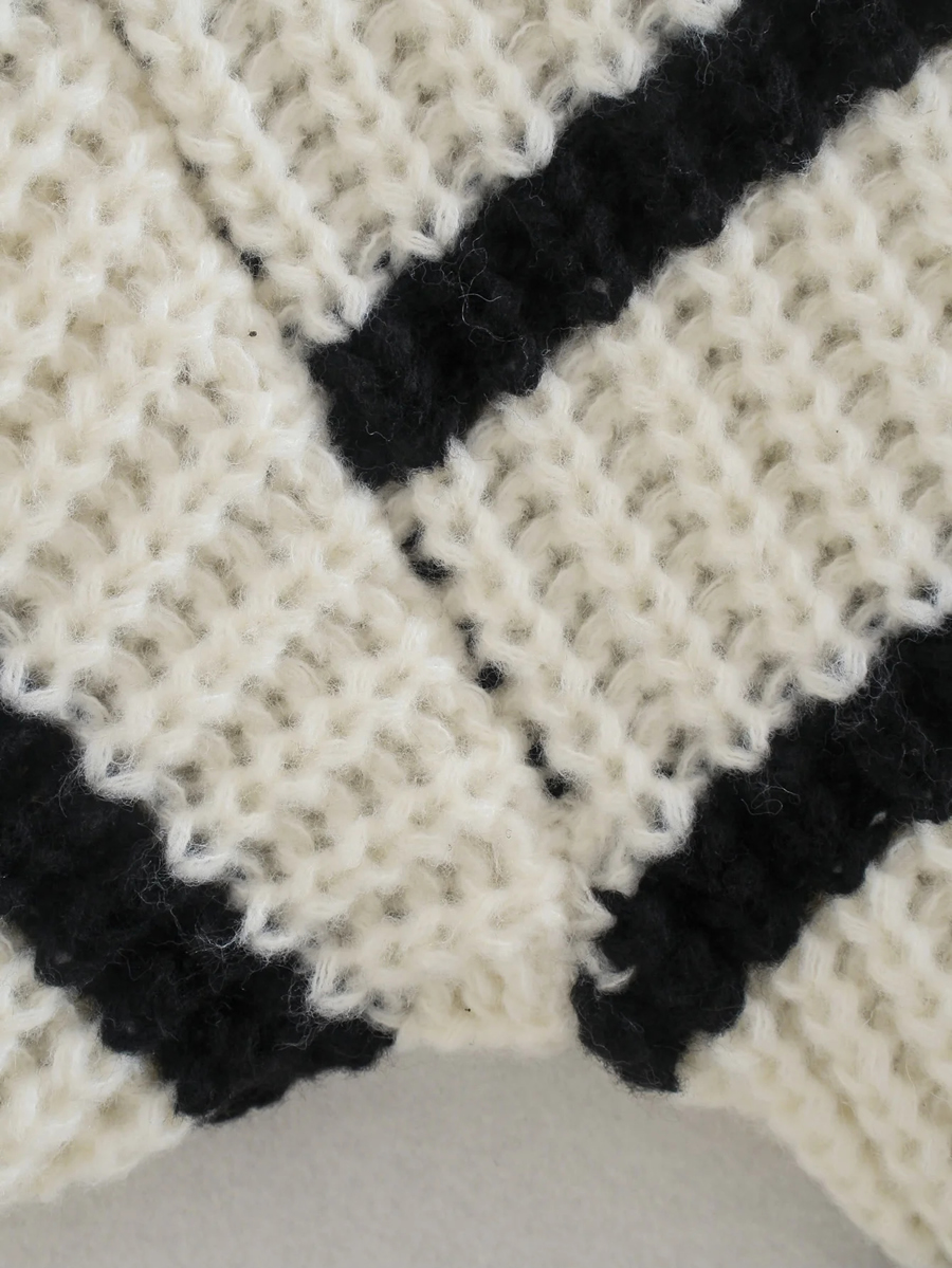 Fashion Black And White Round Neck Striped Sweater,Sweater