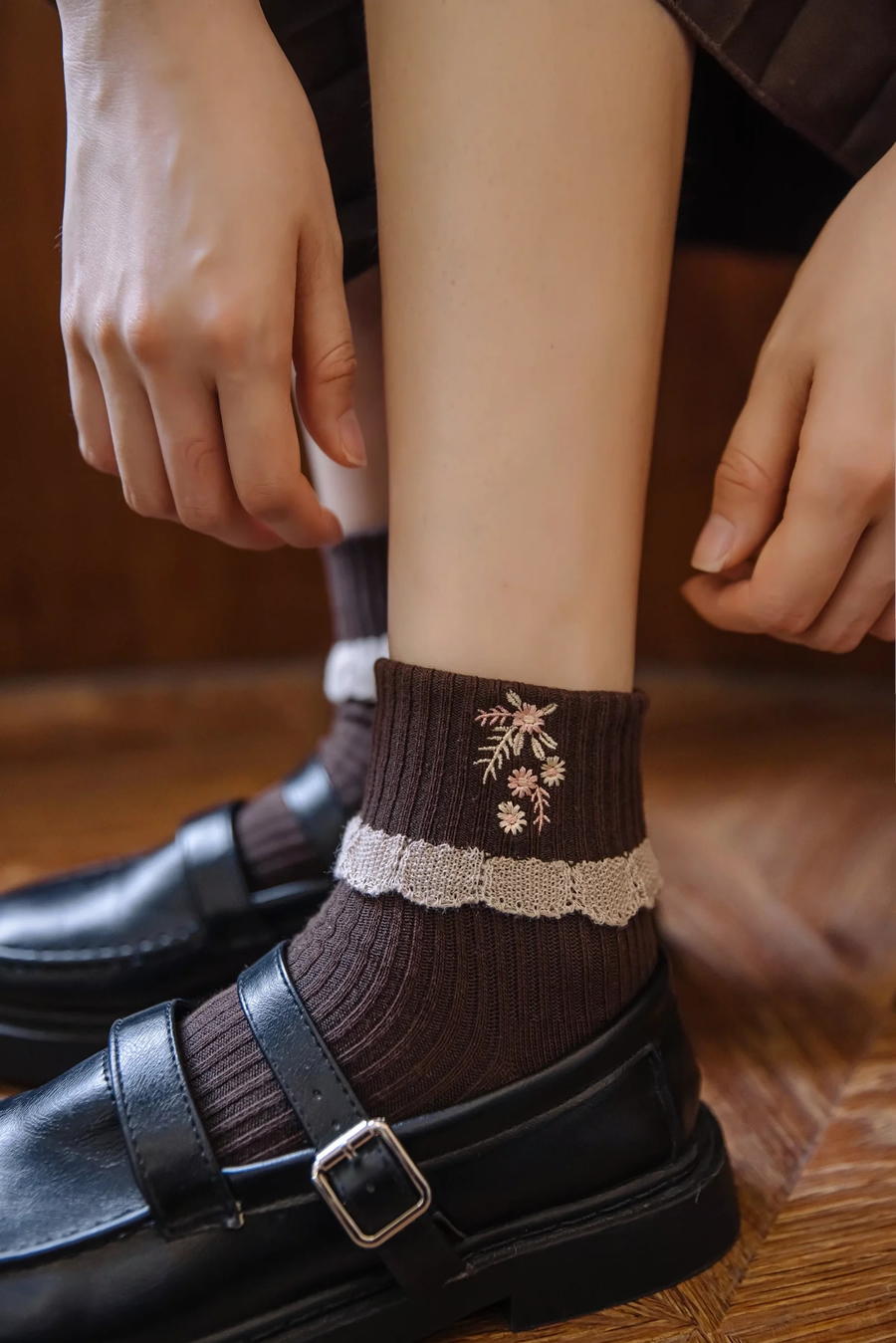 Fashion Apricot Embroidered Cuffed Tube Socks,Fashion Socks