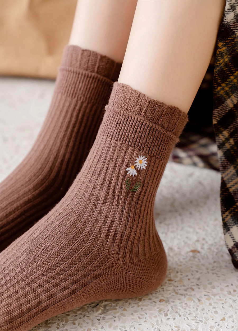 Fashion Five Pairs And One Pack Small Daisy Embroidered Socks With Fungus Edge,Fashion Socks