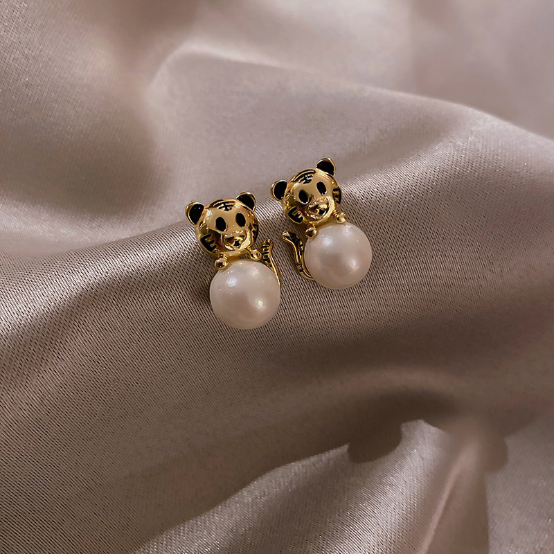 Fashion Gold Metal Pearl Tiger Stud Earrings,Stud Earrings