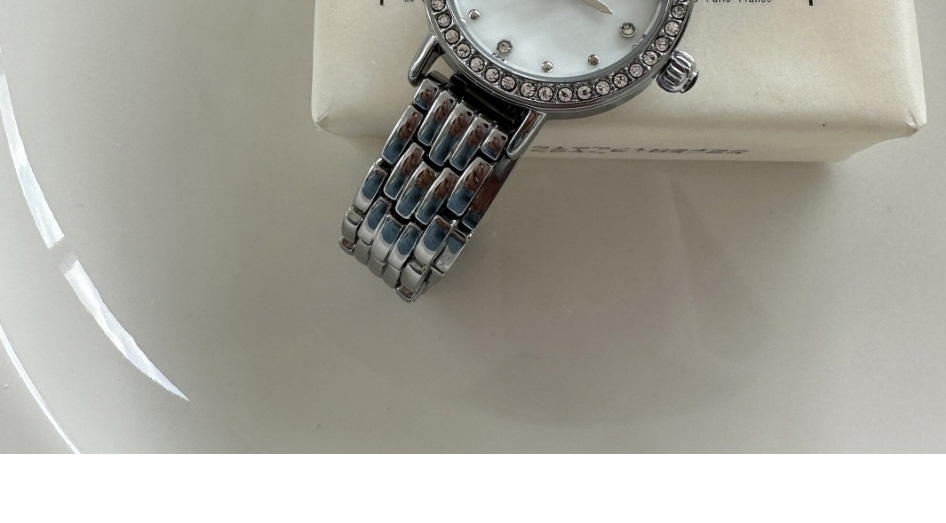 Fashion Silver Belt Pu Diamond Round Dial Watch (with Battery),Ladies Watches