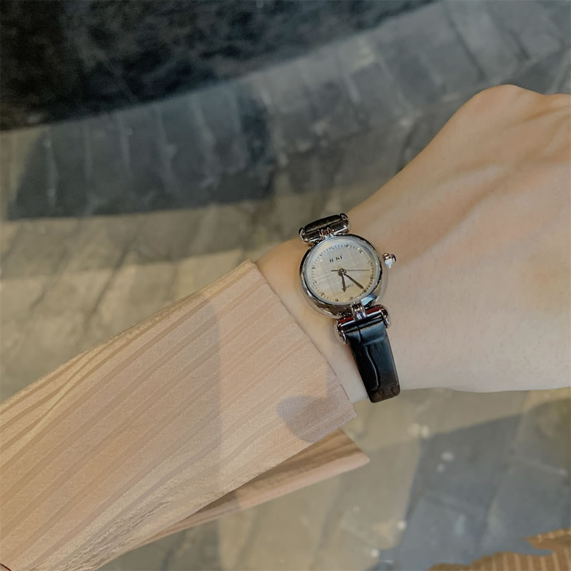 Fashion White Surface With Black Belt And Gold Frame Metal Round Dial Watch (with Electronics),Ladies Watches
