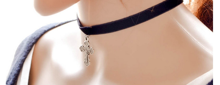 Vinatge Black Metal Cross Pendant Decorated Simple Choker Necklace,Chokers