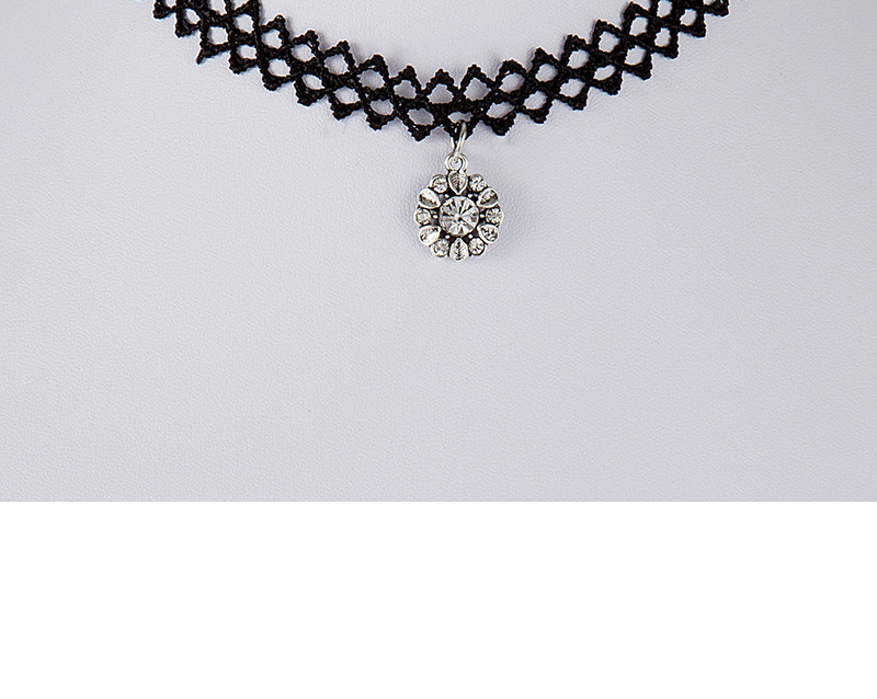 Exaggerated Black Flower Shape Pendant Decorated Hollow Out Chain Necklace,Chokers