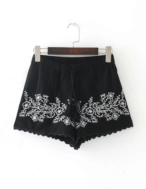Vintage Black Embroidery Flower Decorated Shorts